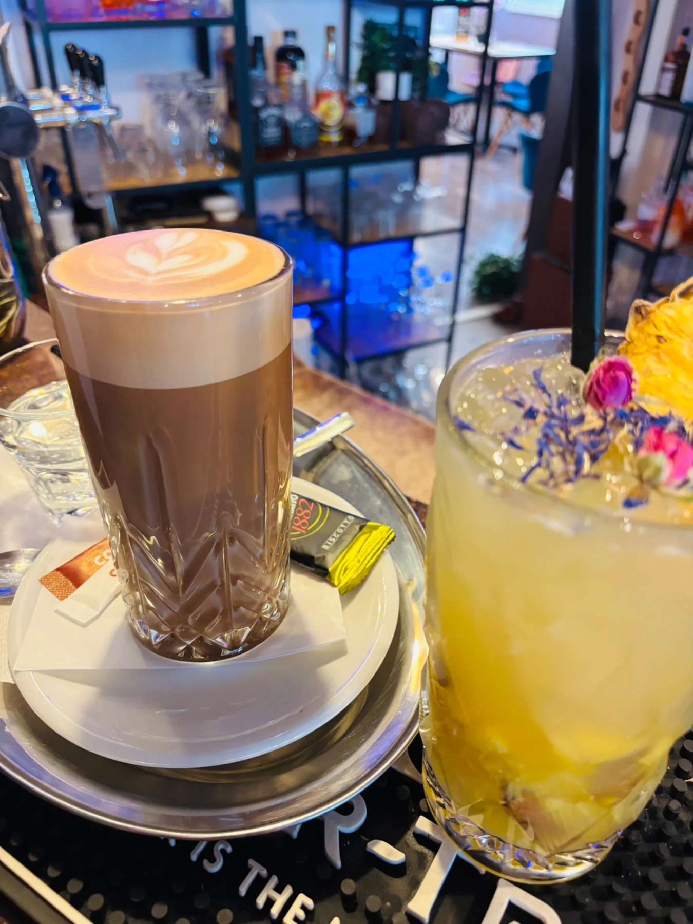 Latte és citrusos frissítő az Adam's bárpultján