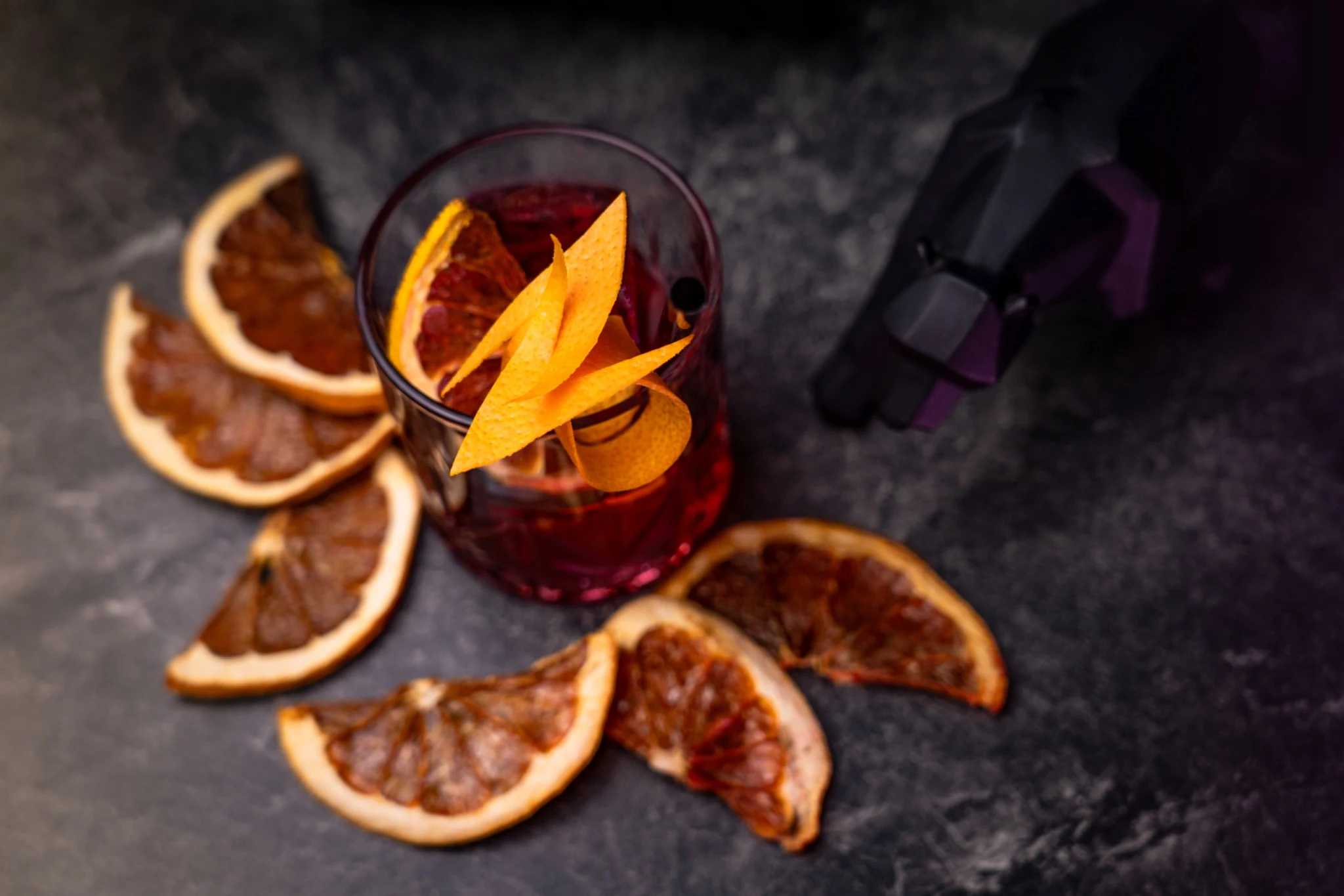 Vörös koktél felülnézetből, szárított grapefruitokkal